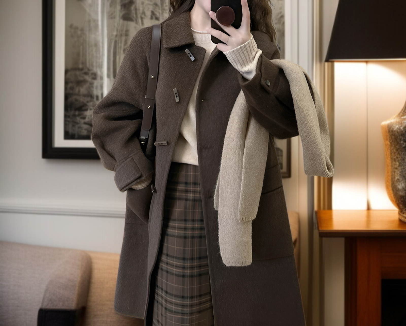 계절 밖의 갈색 더플 코트