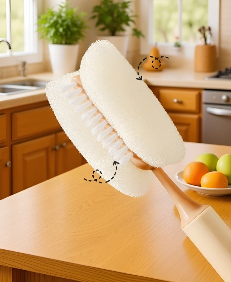 Cepillo limpiador de tazas en acción sobre una taza de cerámica