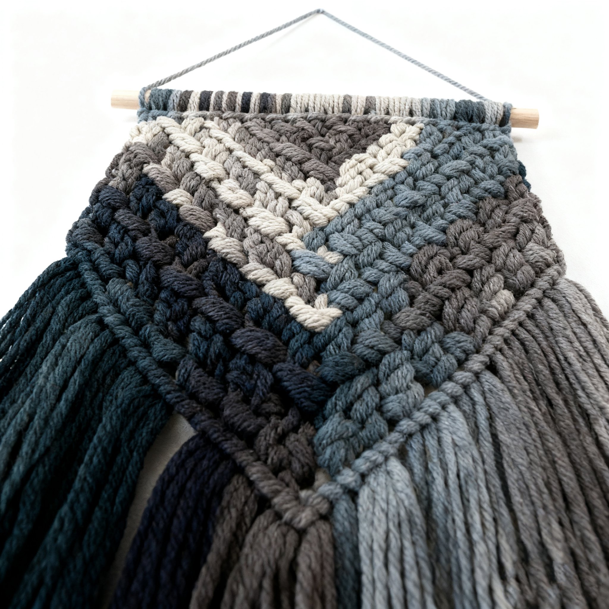 ดีไซน์พรมแขวนผนังถักมือสีไล่ระดับสวยงาม