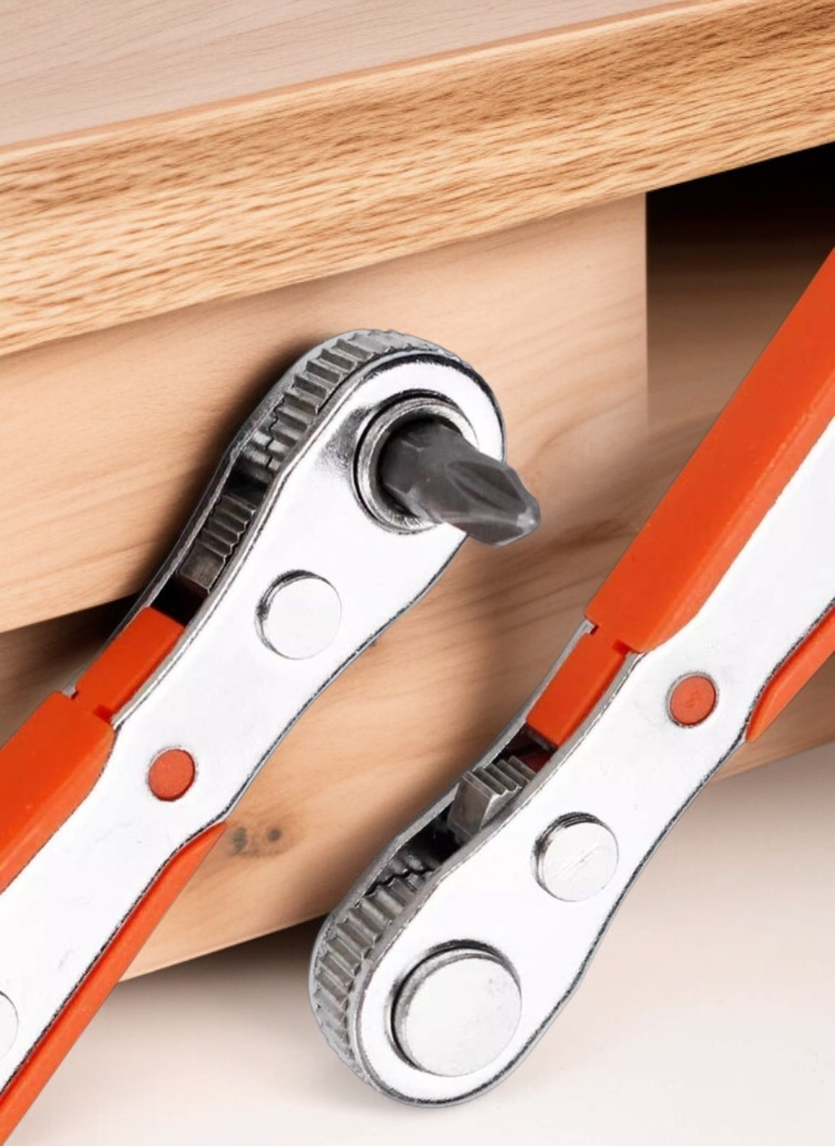 Wrench set suitable for tight and small spaces