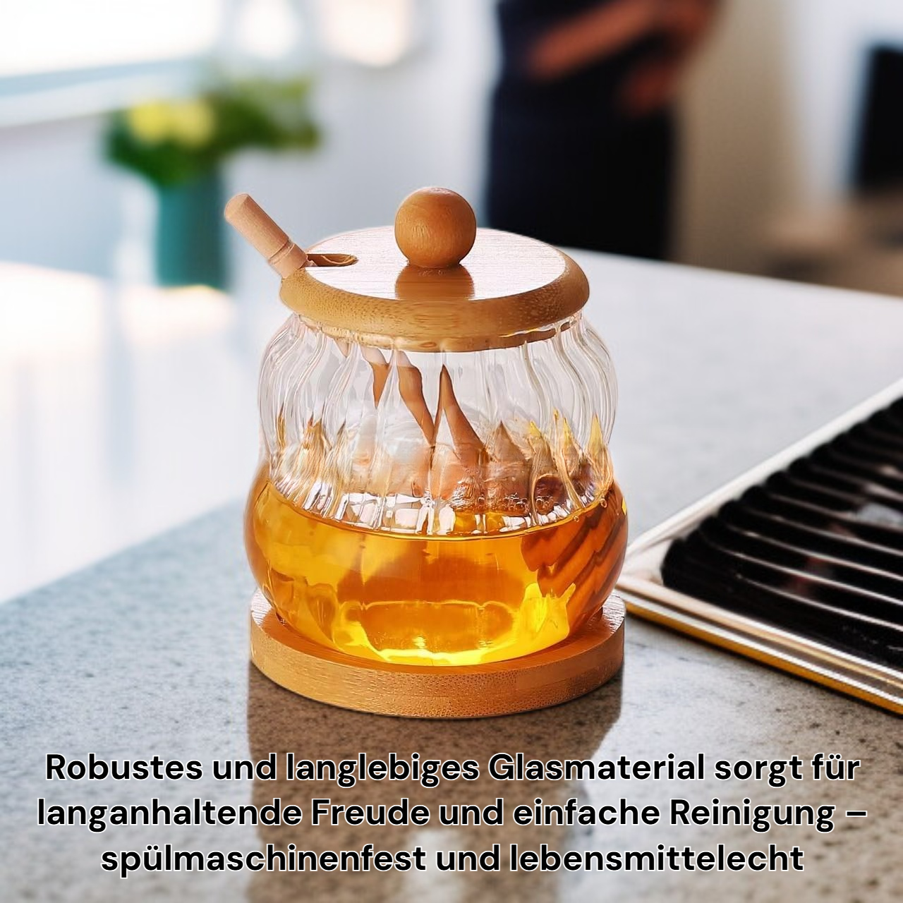 Detailansicht des Honigglases mit Rührstab