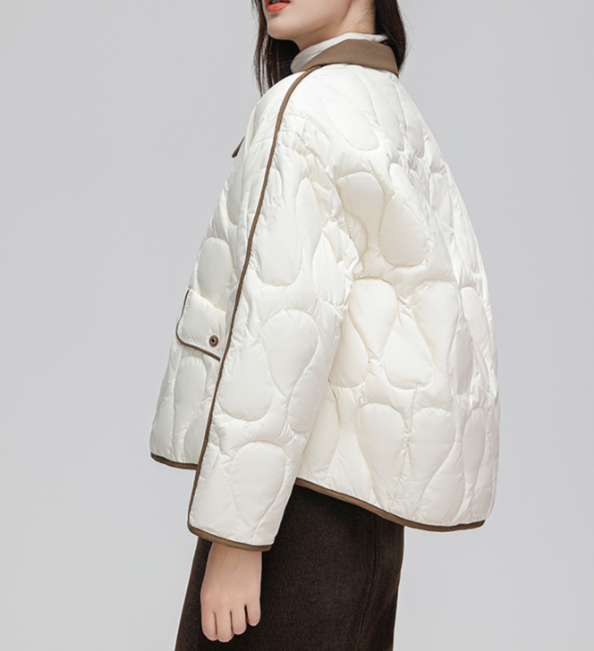 襟付きで暖かいショート丈ダウンジャケット