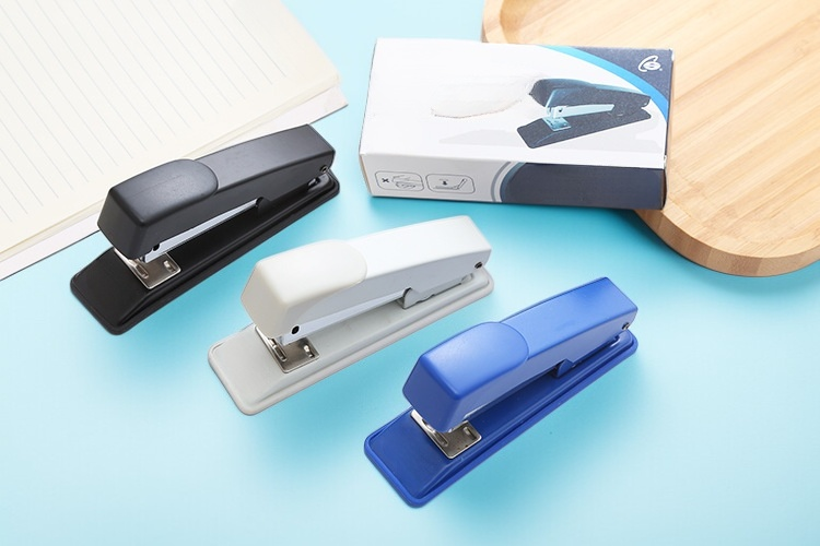 Metallheftgerät für Studentenschreibwaren – Vorderansicht