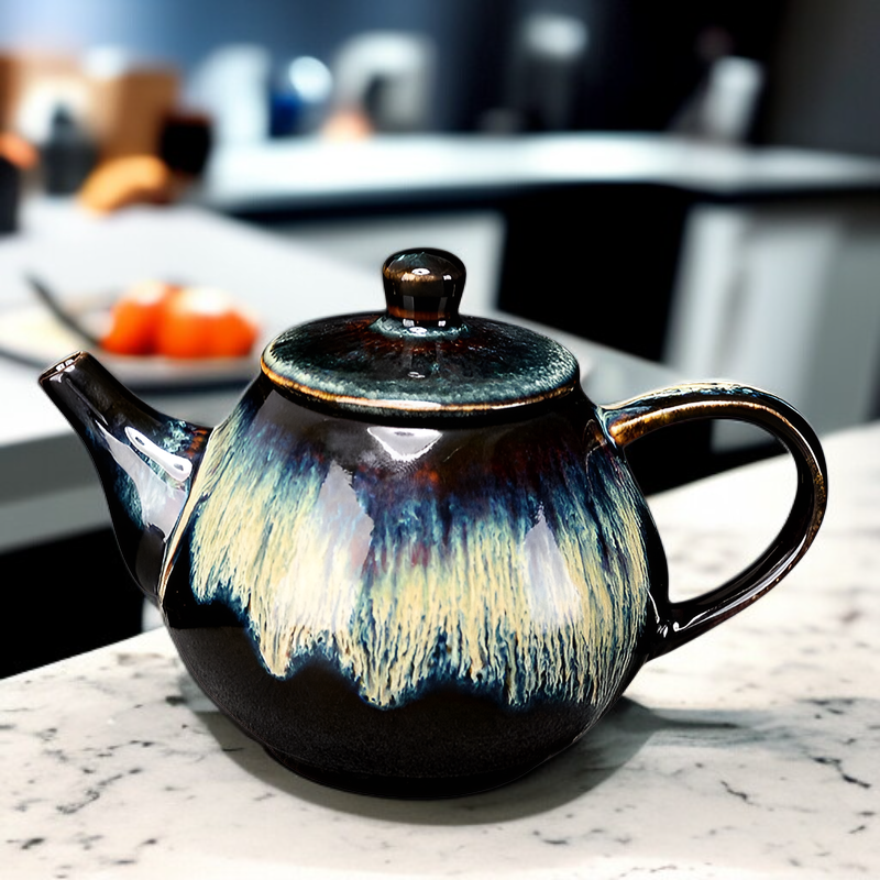 찻잔 뚜껑이 있는 단일 주전자