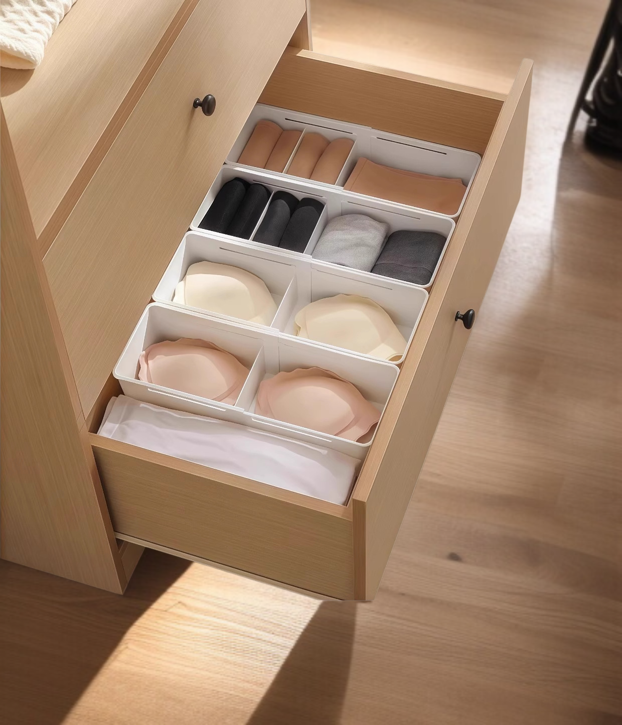 キッチン用品を収納した伸縮式ボックス