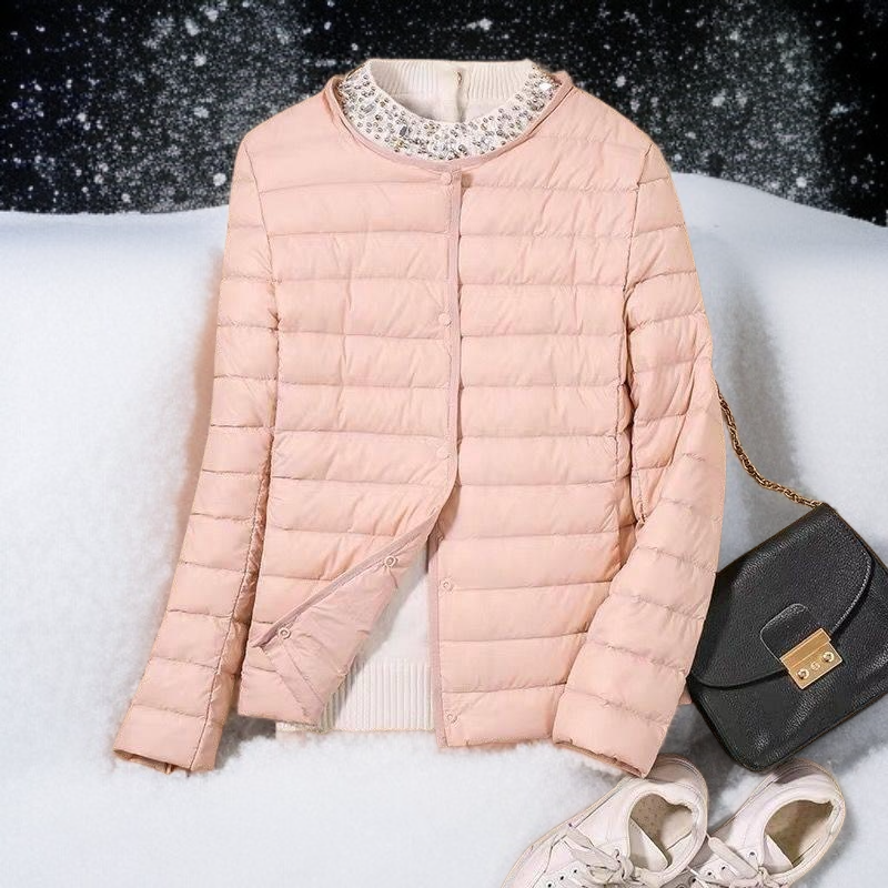 スタイリッシュなホワイトダックダウンジャケットの背面写真