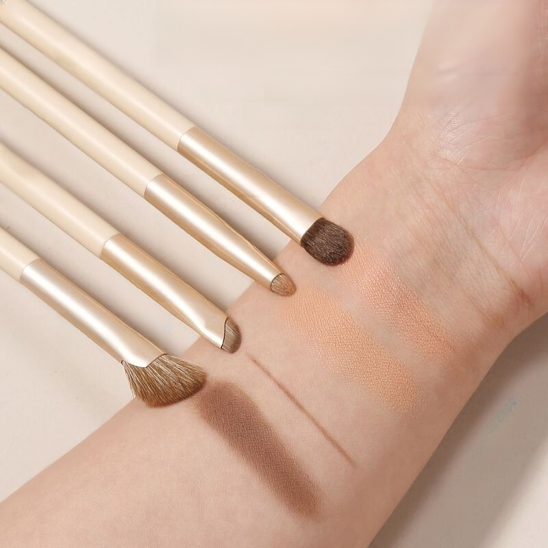 Fine-line makeup brush