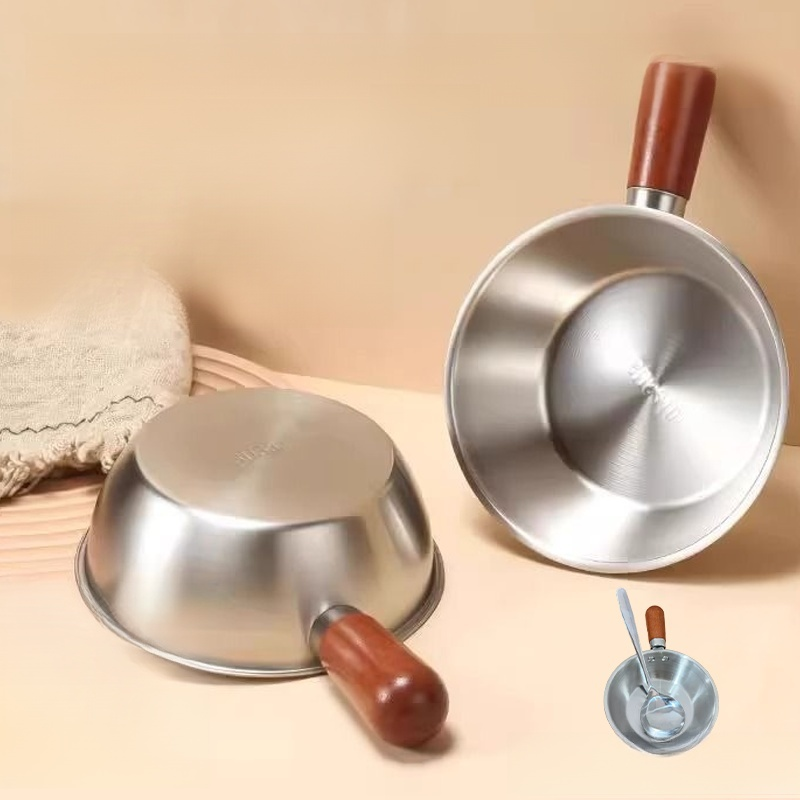 Luxusní mléčný hrnec se zlatou rukojetí a salátová mísa