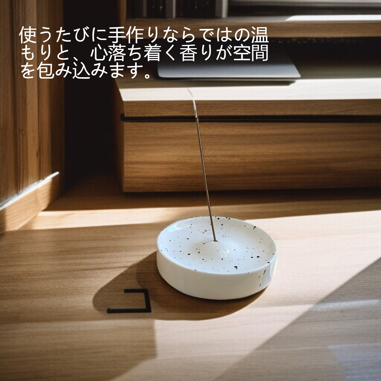 墨で装飾された陶磁器香挿のアップ写真