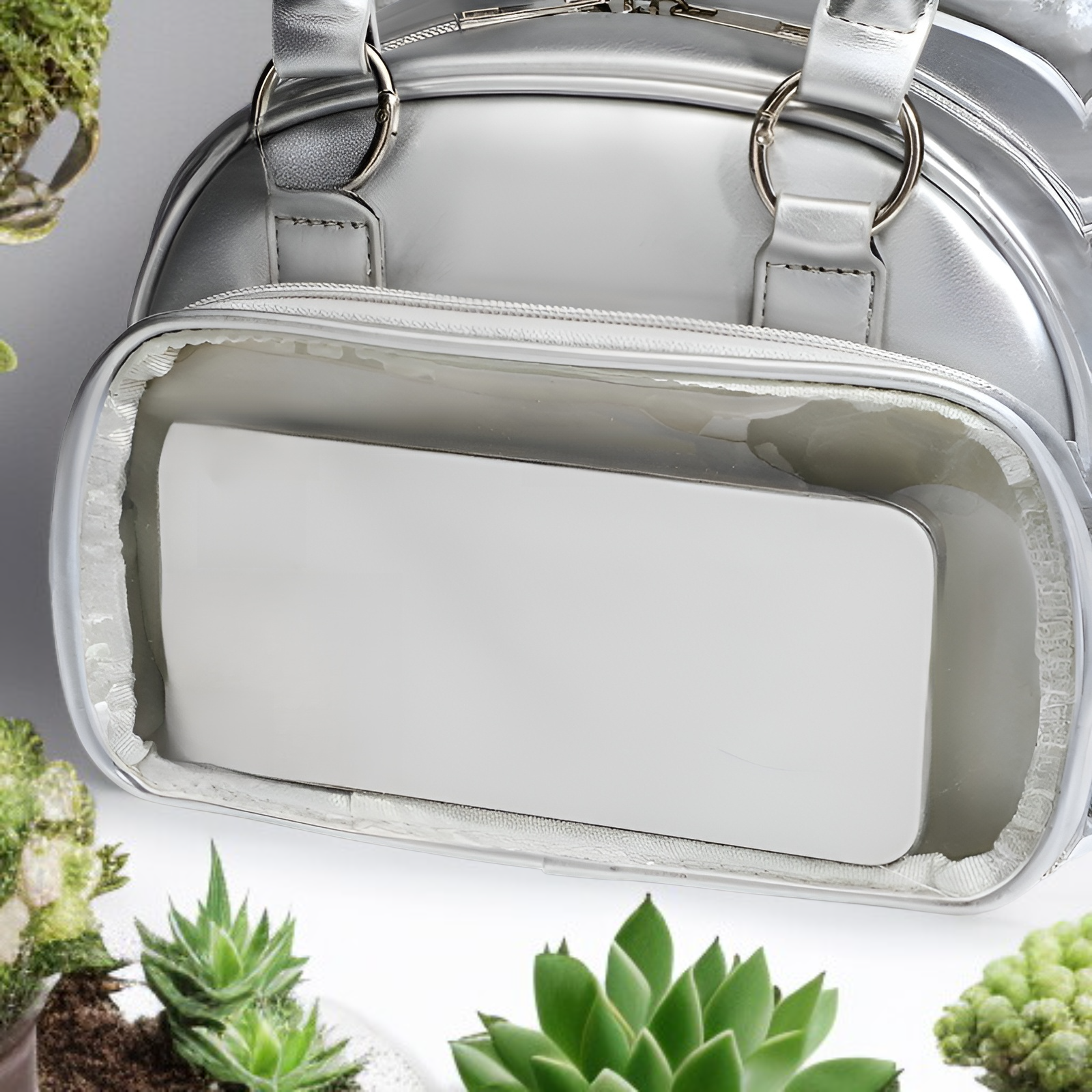 حقيبة يد بتصميم كتاب هزلي لحياة الأم اليومية