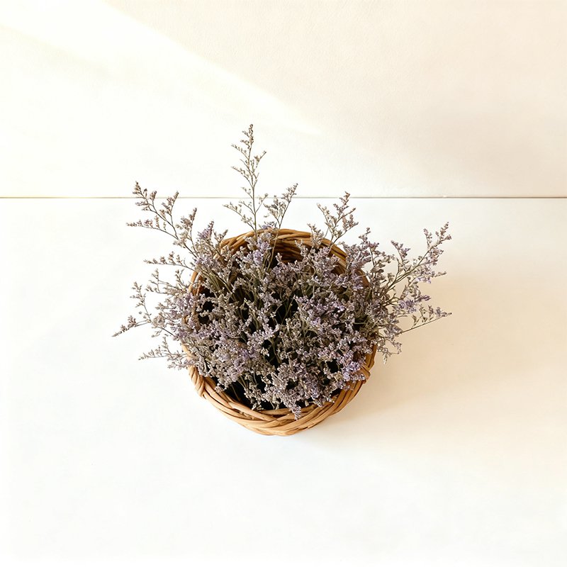 Coș decorativ cu flori proaspete pentru decor interior