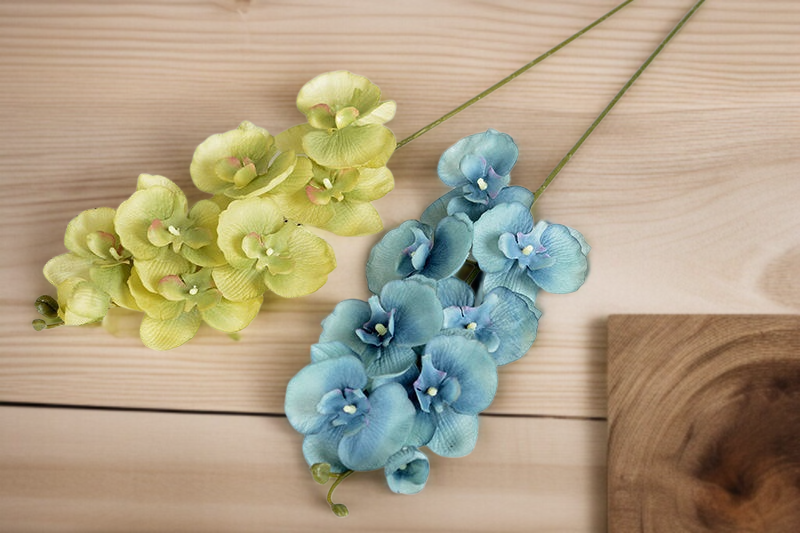 リアルな質感のコチョウラン造花のアップ写真