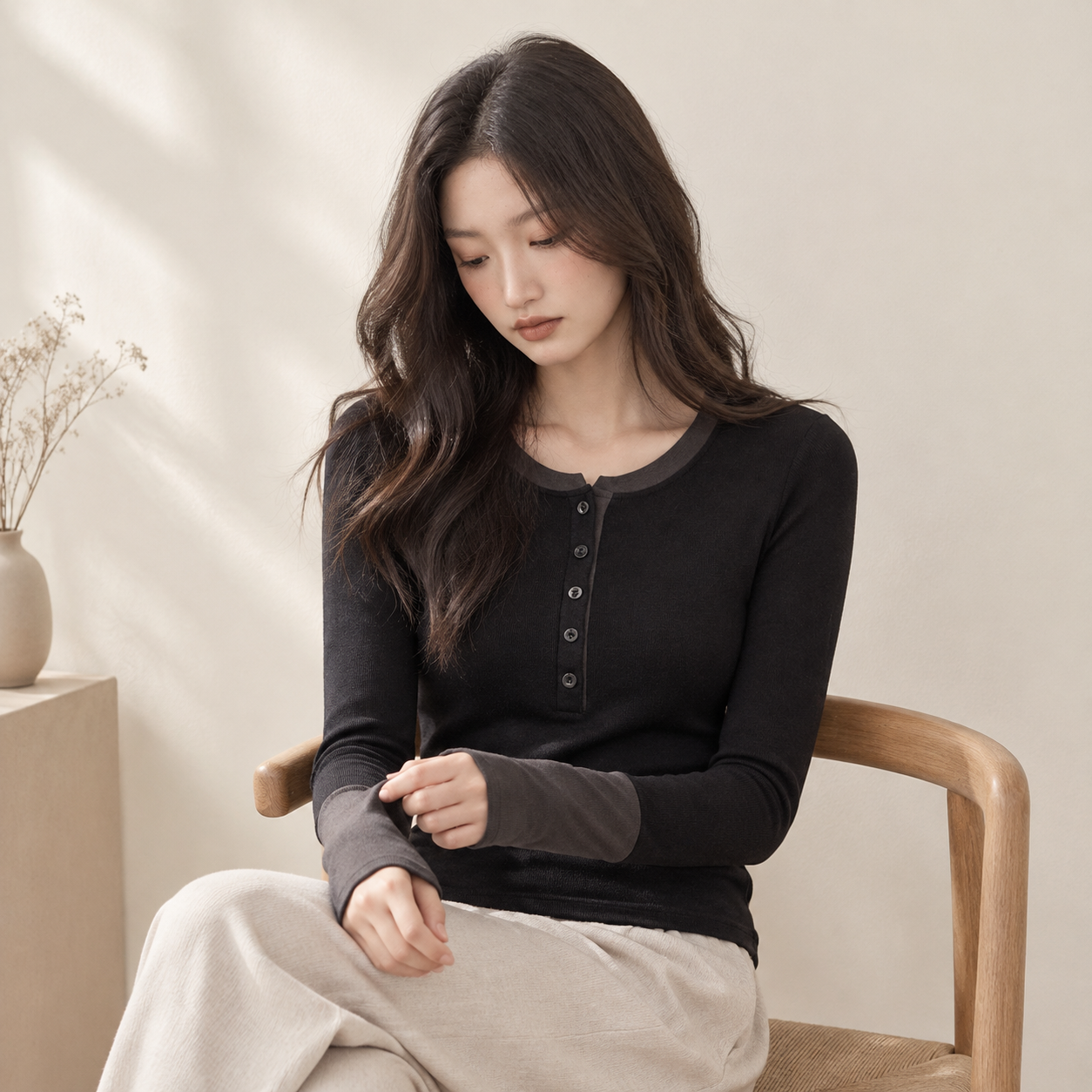 Camiseta interior de manga larga con botones en contraste para mujer, ideal para primavera y otoño
