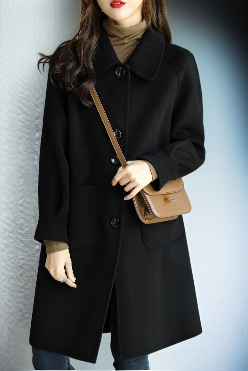 スリムフィットデザインのミドル丈コート全身コーデ