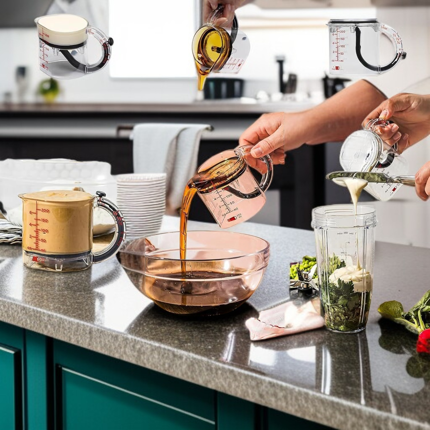 Messbecher zum Mixen und Ausgießen von Flüssigkeiten