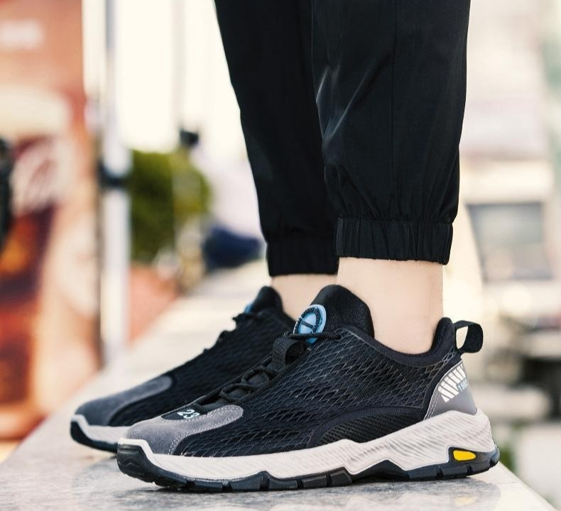 軽量メンズスニーカーのアウトドア利用イメージ