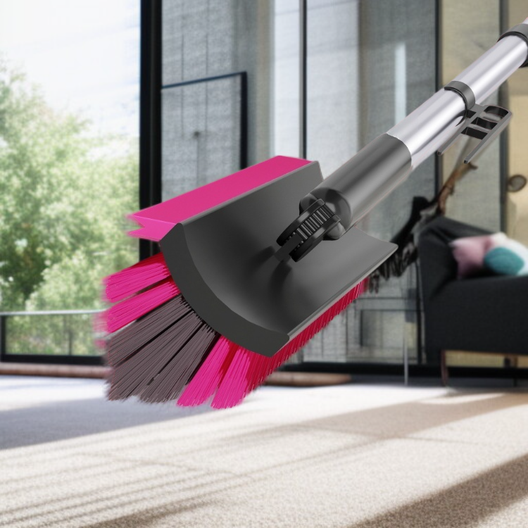 긴 손잡이로 욕실 바닥 청소하는 모습