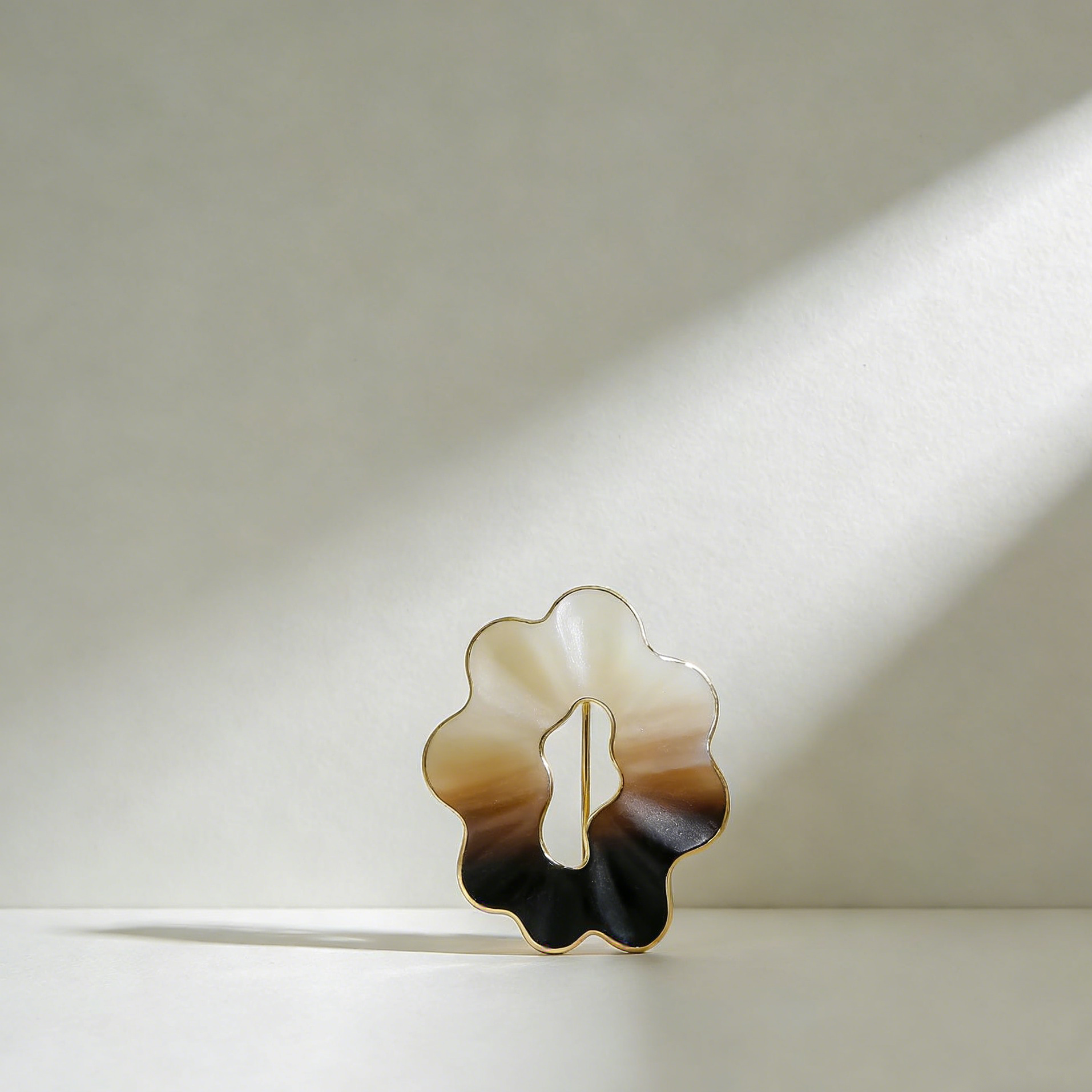 ヴィンテージ風ブローチ