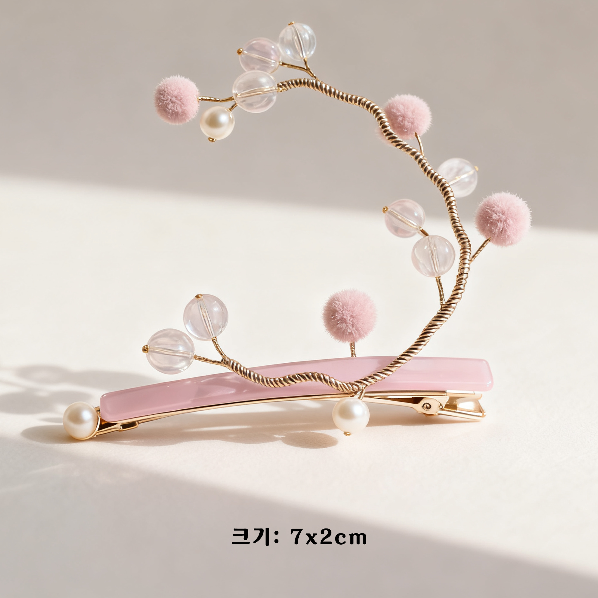 여성 모델이 착용한 진주 머리핀