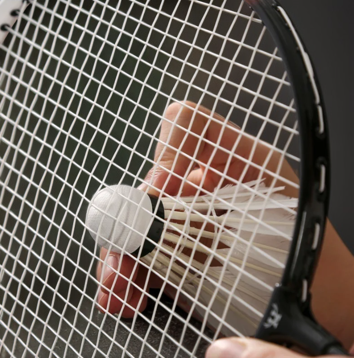 軽量設計バドミントンラケットのグリップ