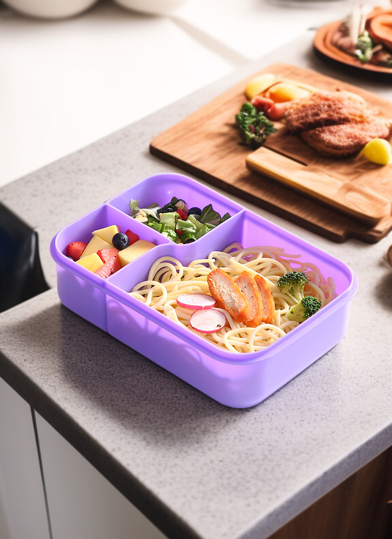 여러 종류의 음식이 담긴 칸막이형 도시락