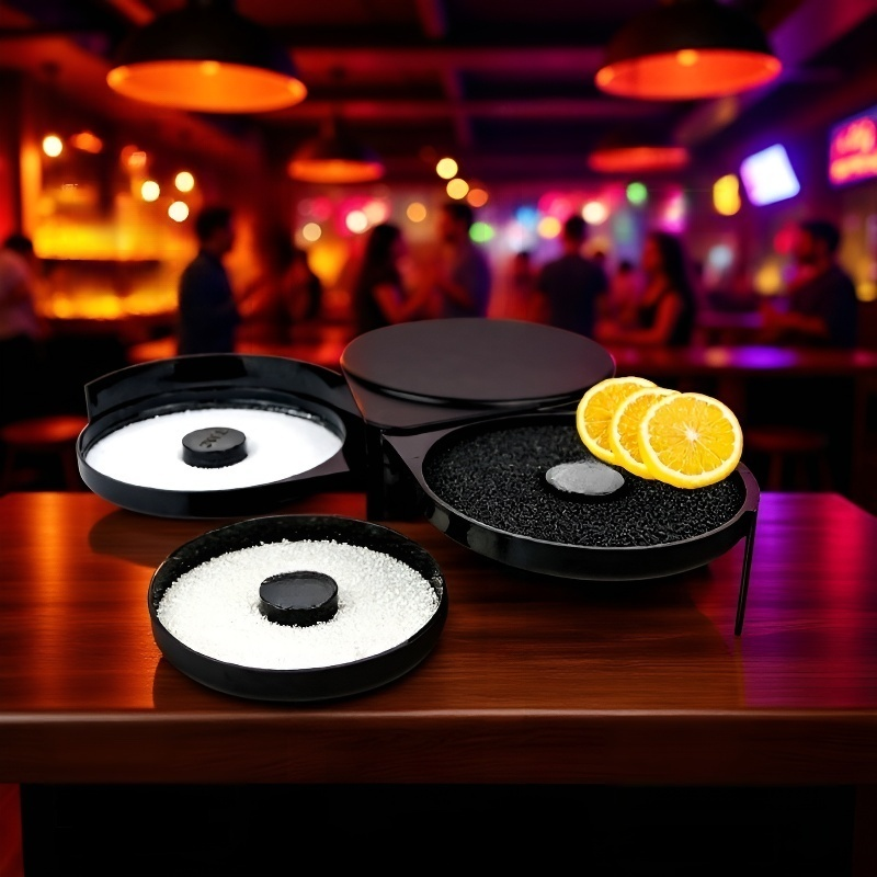 칵테일 제조 중인 스푼 사용 모습