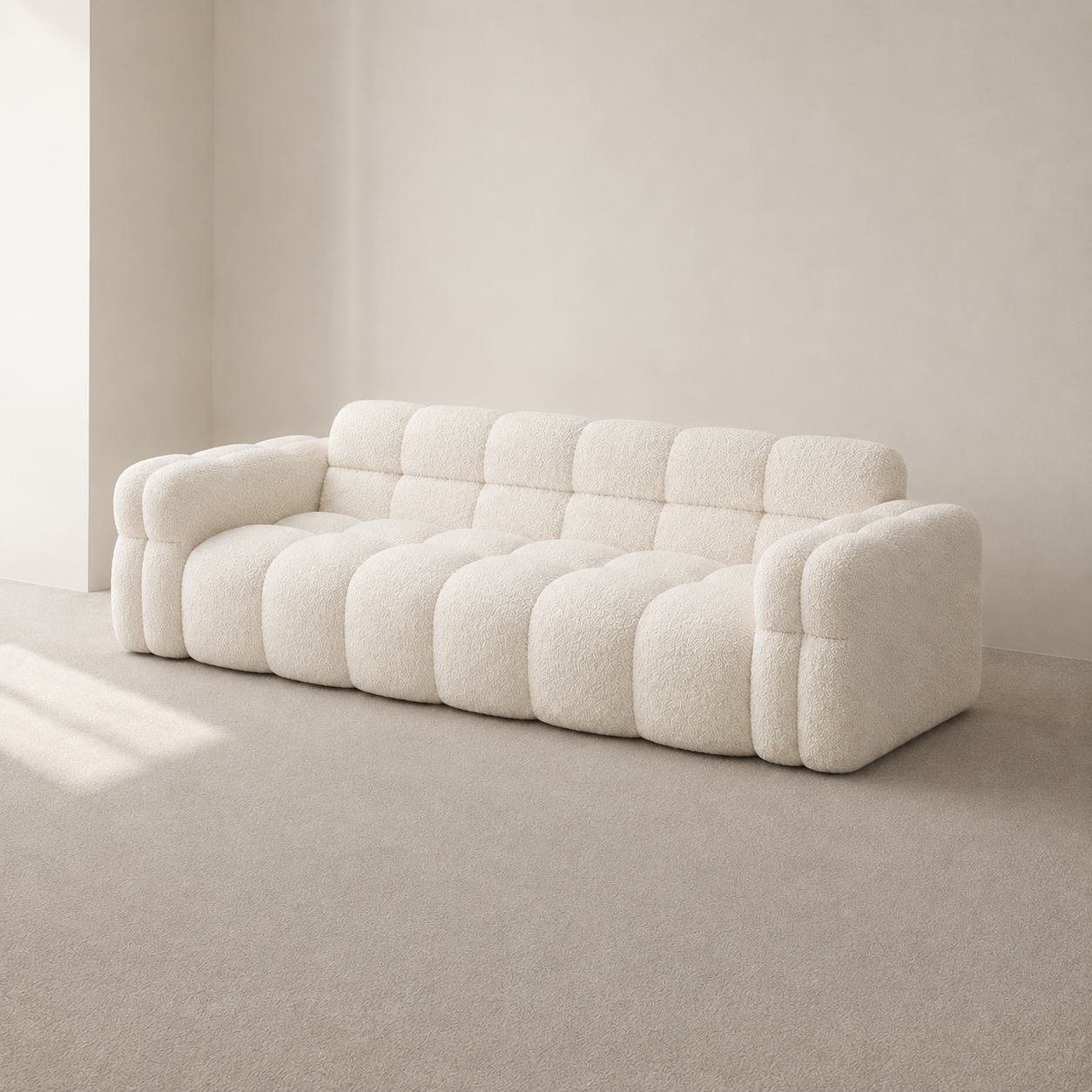 Detailaufnahme der weichen Polsterung am cremigen Marshmallow-Sofa