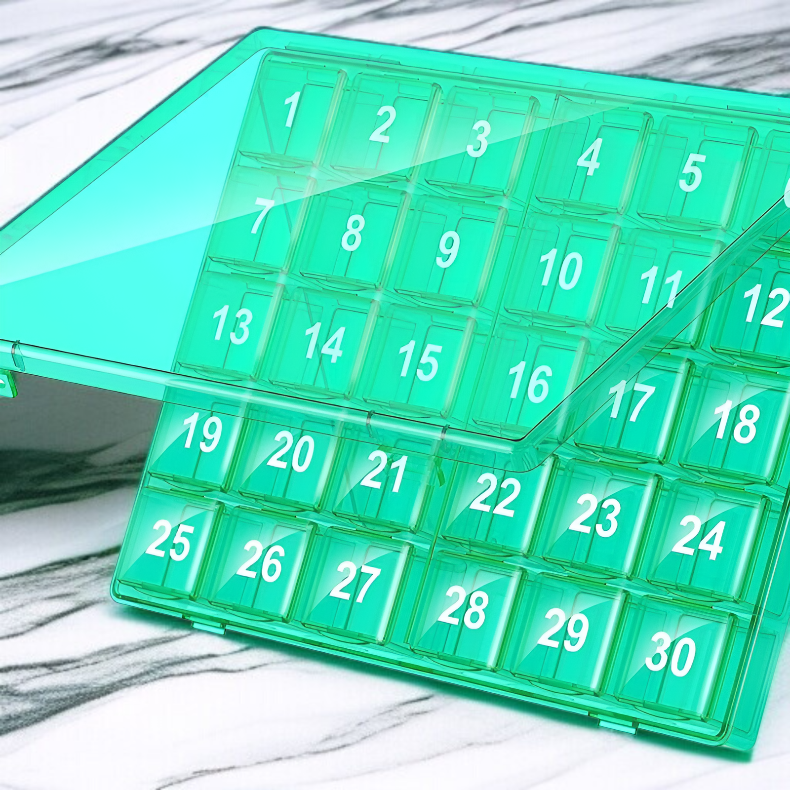 サプリメントや錠剤を分けて収納できる薬箱