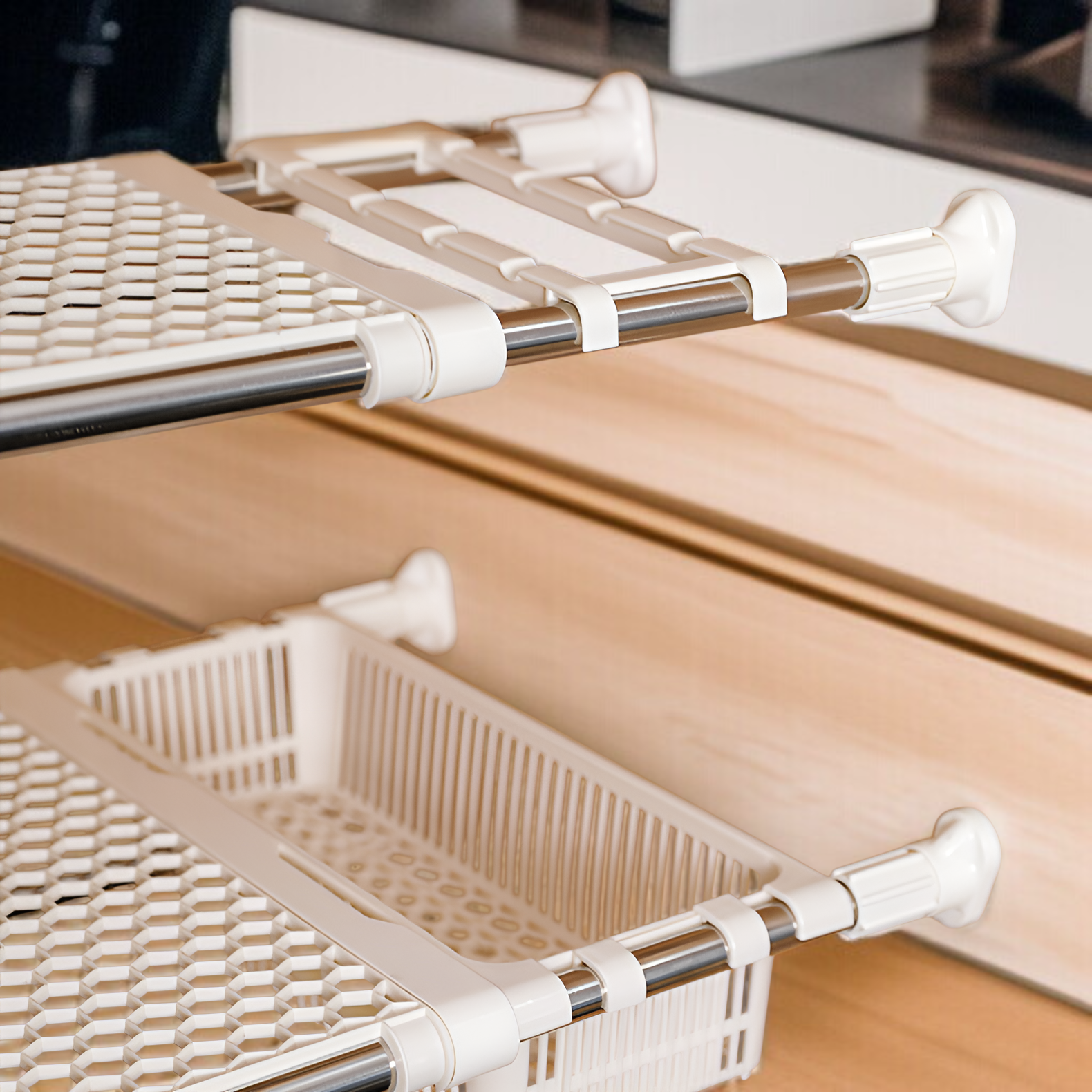 옷장 내 수납층 칸막이 설치 모습