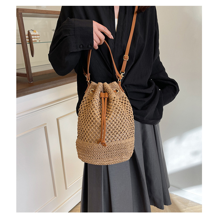 넉넉한 수납력의 데일리 라탄백