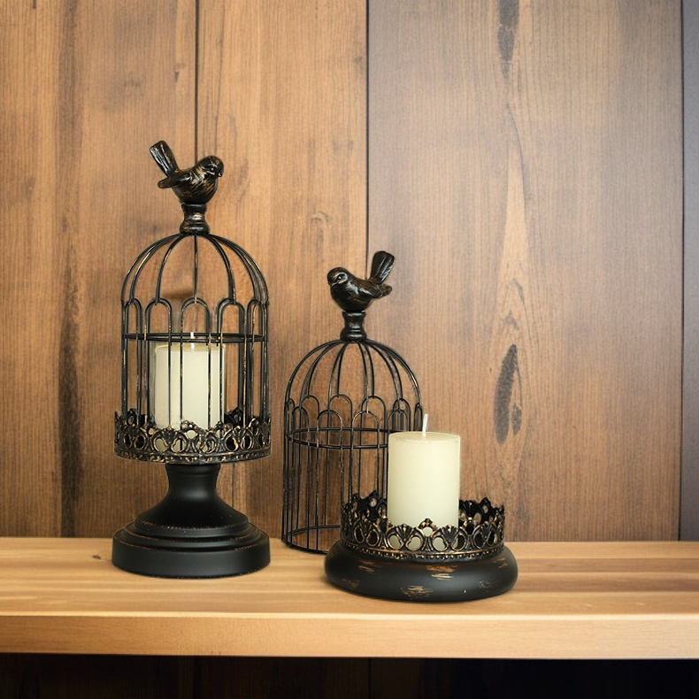 테이블 위에 놓인 빈티지 촛대