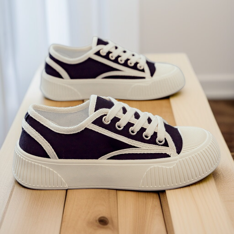 コーデしやすいフラット白スニーカー