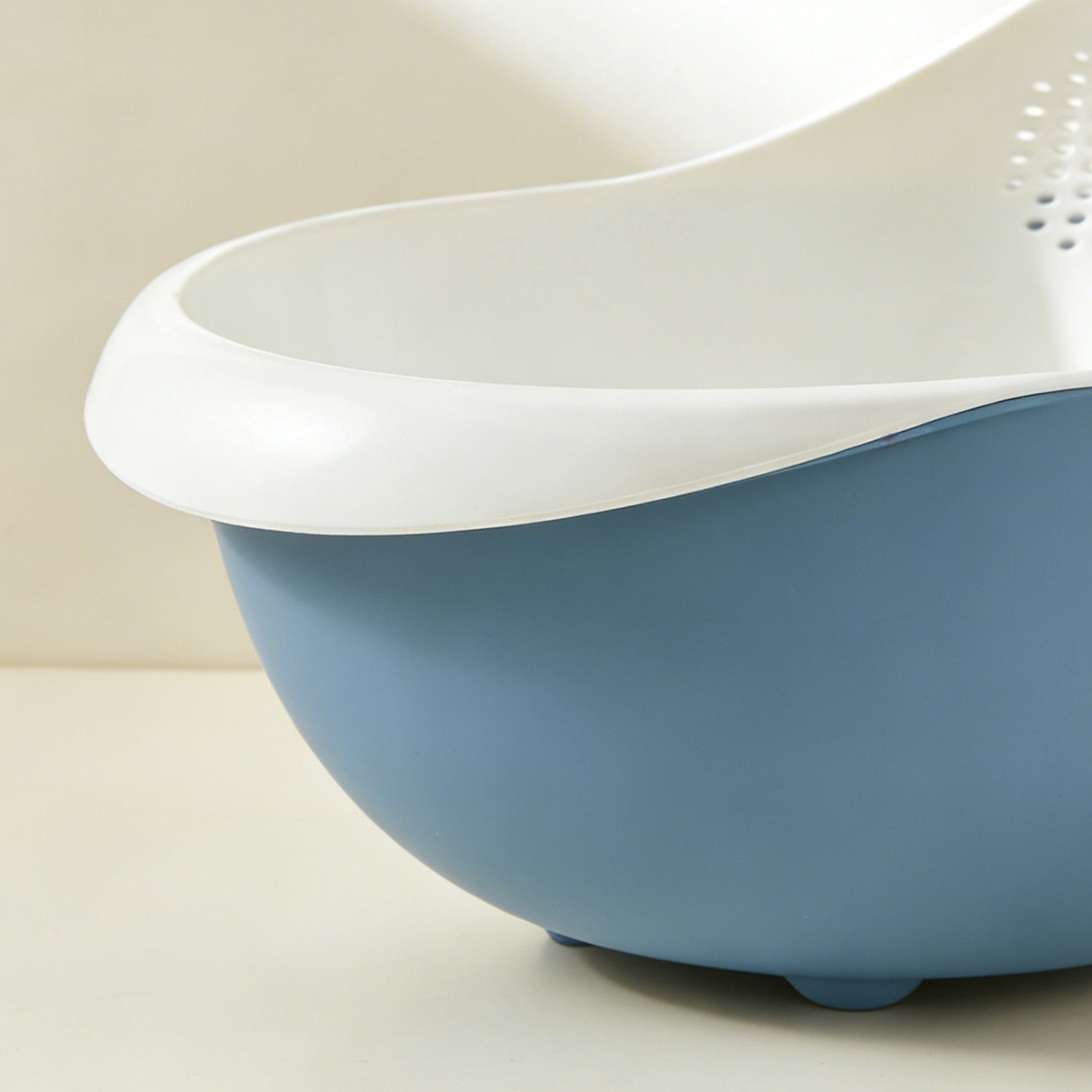 싱크대 위에 놓인 다용도 바구니