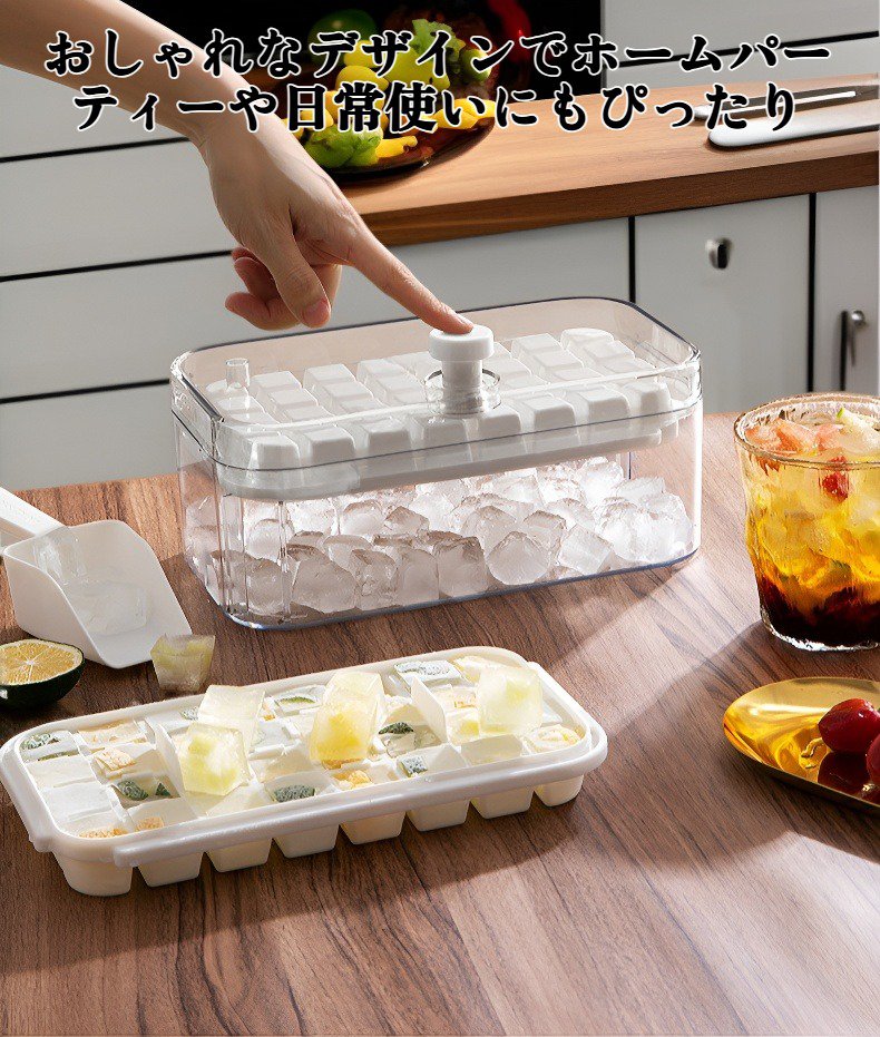 アイスキューブ型を押す商品写真