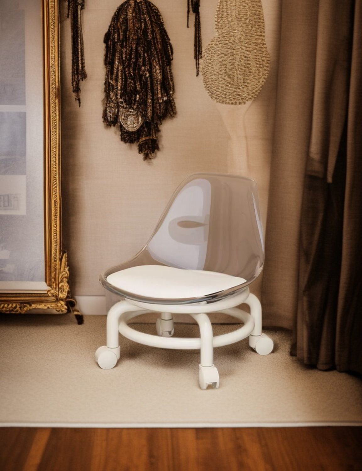 Taburete de acrílico en decoración minimalista