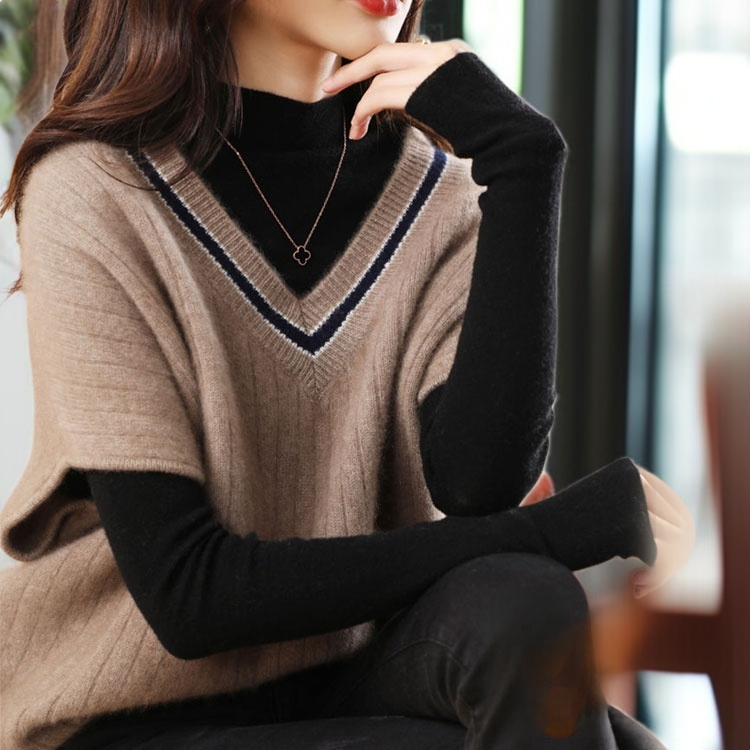 ニットの底の外にゆるいセーターの馬甲女性vネックの肩のセーターの外にゆるい馬甲がついている