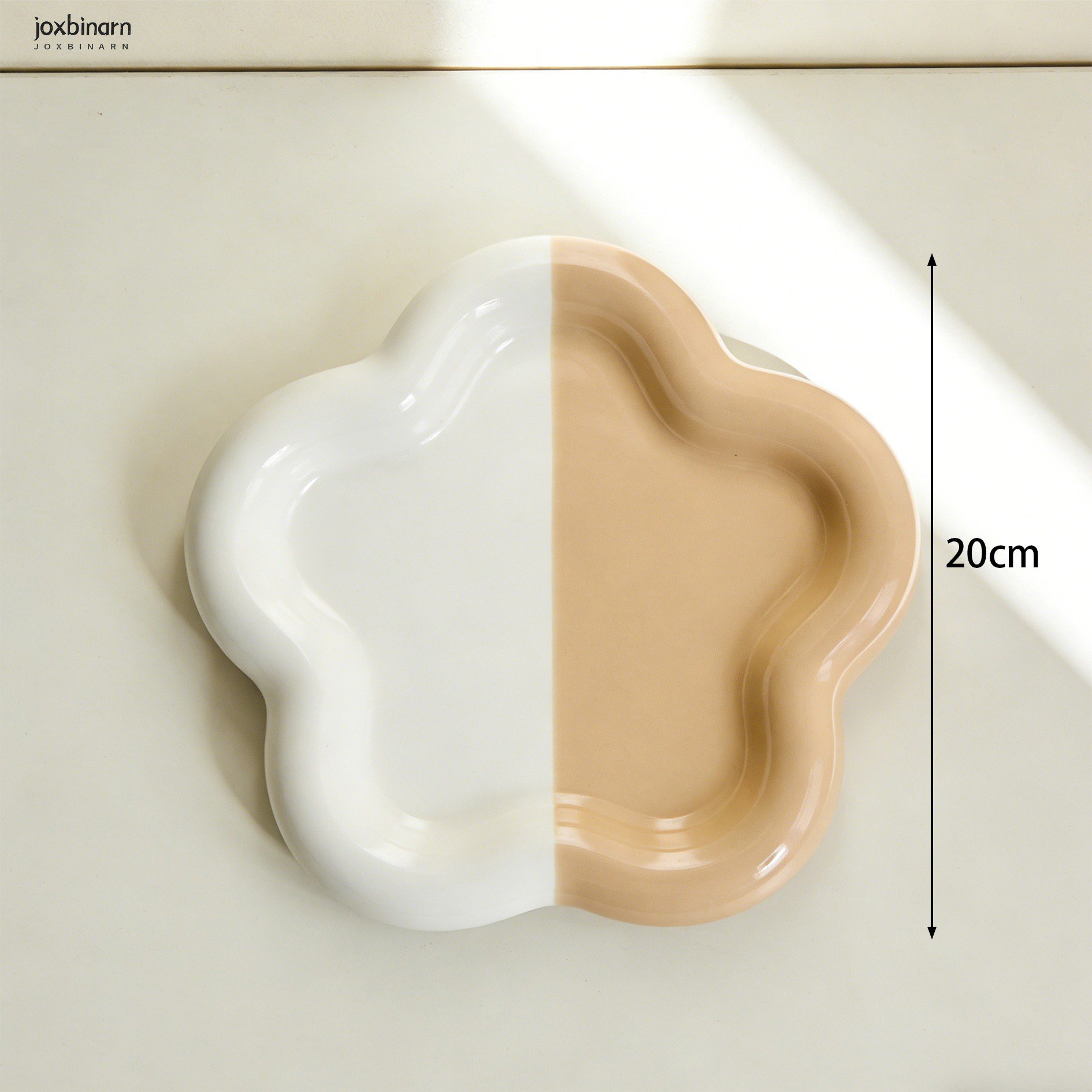 重ねて収納できる多機能トレー