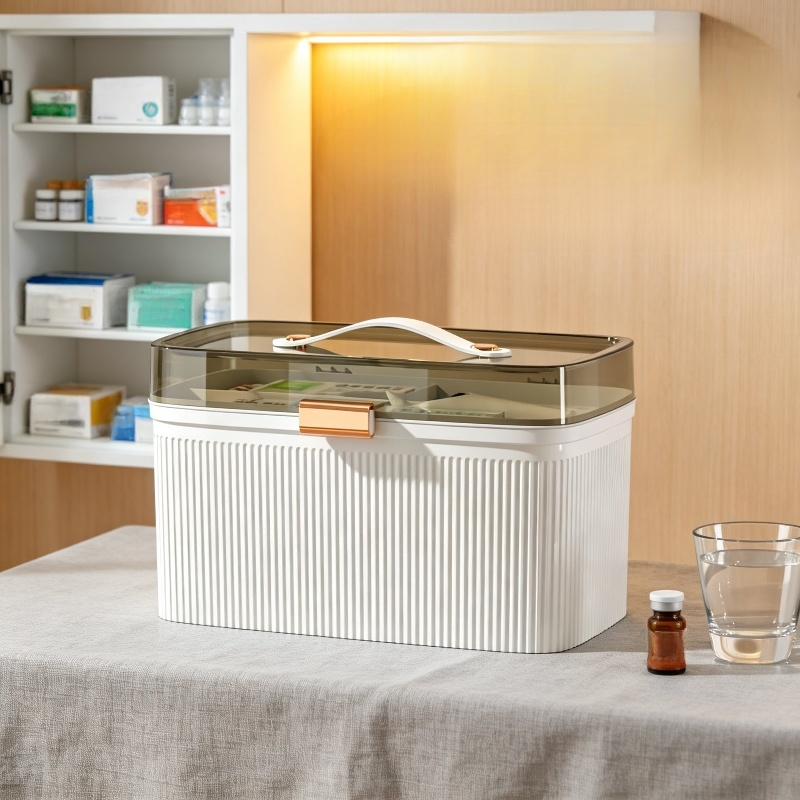 Многоярусная аптечка семейного размера для домашнего использования.