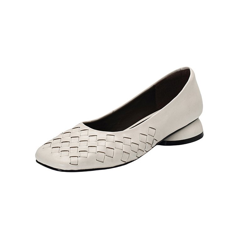 スクエアトゥのチャンキーヒールの革靴