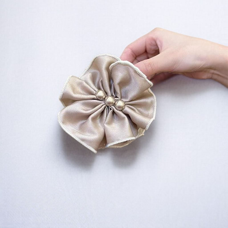 パーティースタイルに合うサテンパールヘッドピース