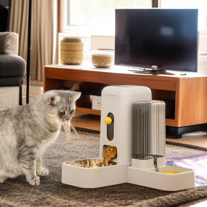 自動給水器付きペットボウルの使用例