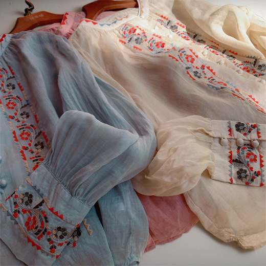 肌触りの良いコットンリネン長袖トップスの後ろ姿