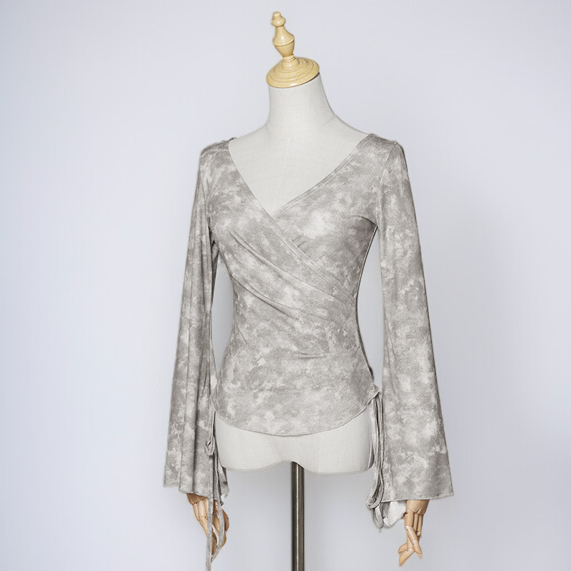 レトロなリボンデザインが特徴的なタイダイ柄の長袖トップス