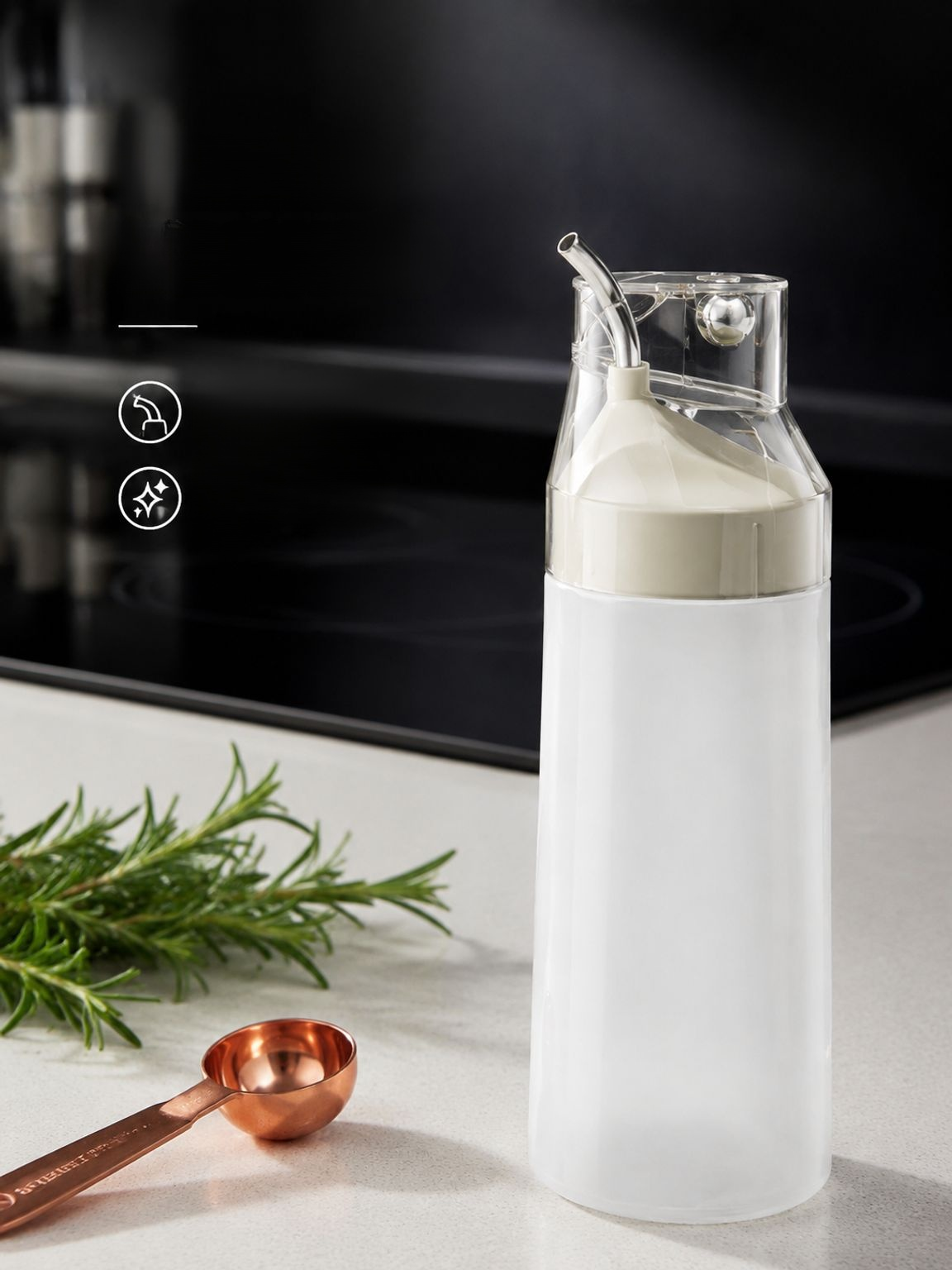 Glazen fles met smaakvolle sojasaus kruiden