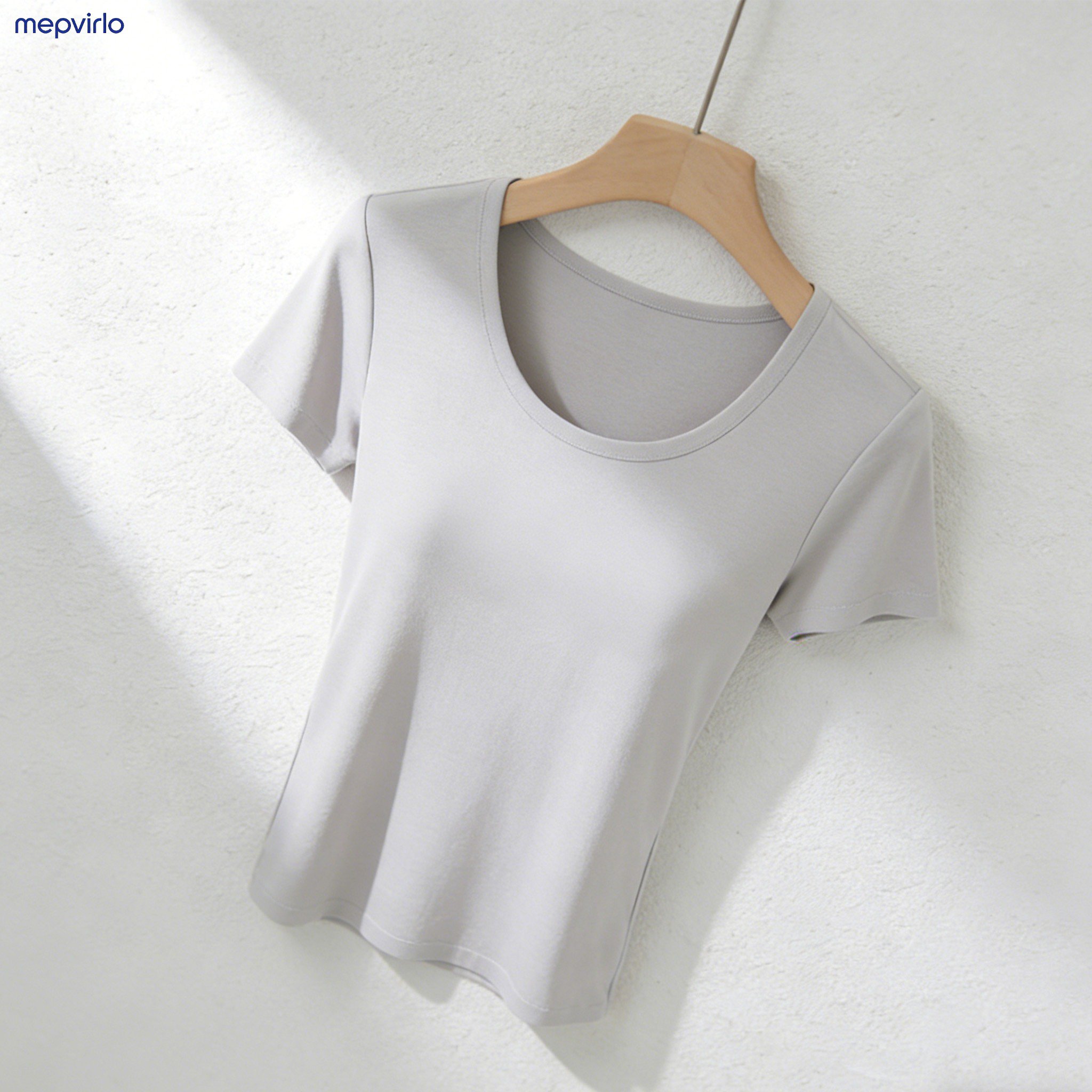 심플한 디자인의 U넥 반팔 티셔츠