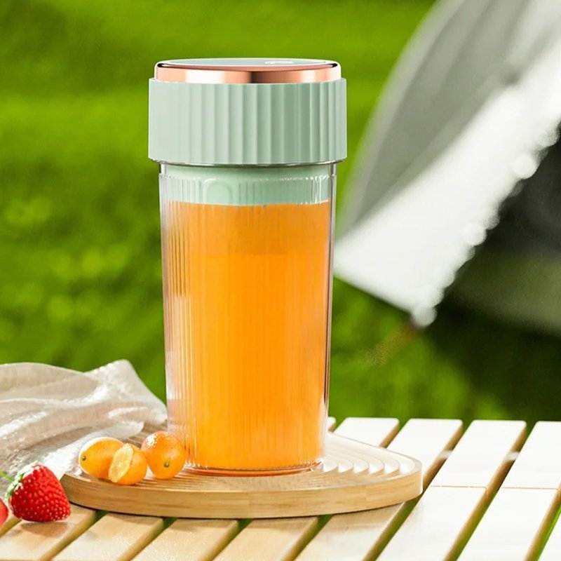 Portable juicing cup