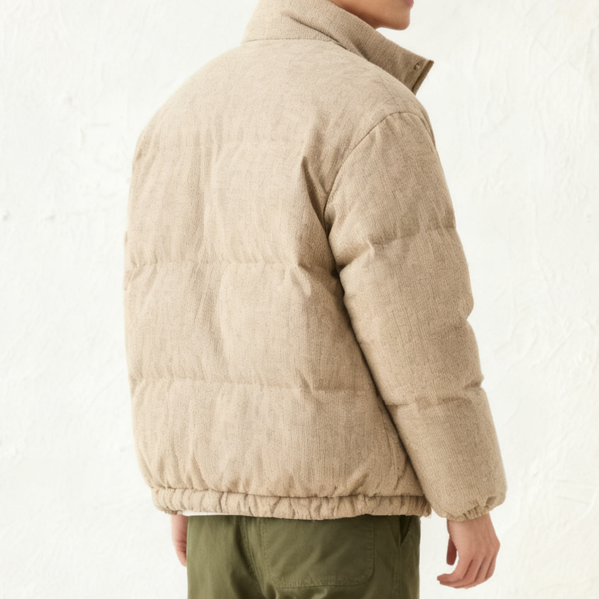 남성 겨울용 경량 패딩 자켓 착용 예시