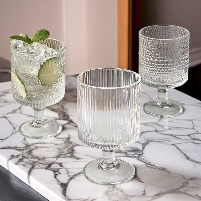 カクテルを注いだレトロ脚付きグラスの使用例