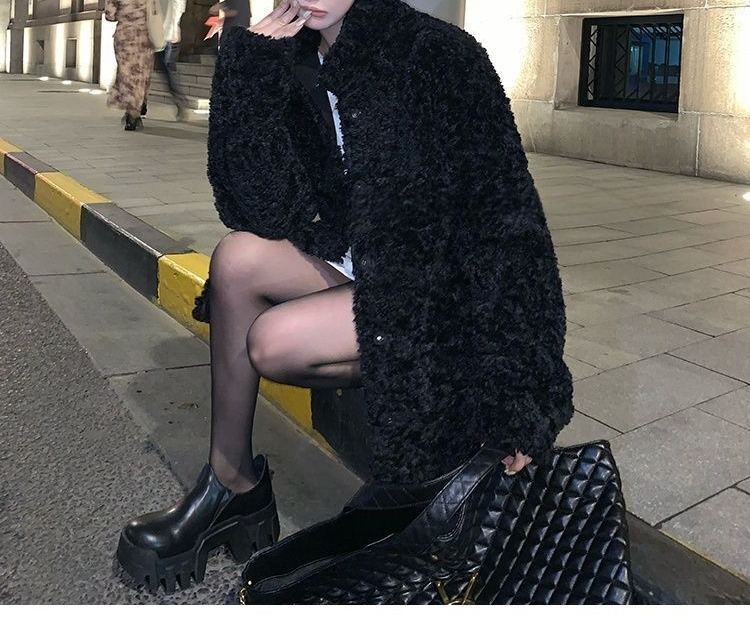 세련된 디자인의 여성 램스울 코트 디테일