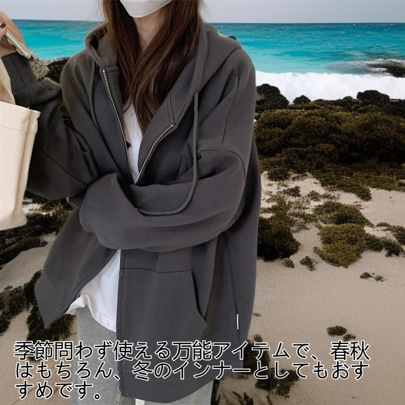 女性モデルが着用するゆったりフードパーカー